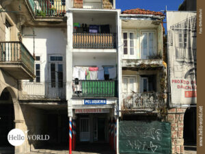 Dieses Bild von unserer Camino Portugues Tour haben wir in Vigo aufgenommen und es zeigt eine Ecke mit schmalen H&auml;usern.