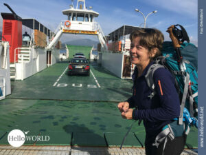 Dieses Bild von der f&uuml;nften Camino Portugues Etappe zeigt Andrea an der F&auml;hre, die Richtung Mougas f&auml;hrt.