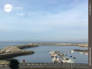 Dieses Bild der f&uuml;nften Camino Portugues Etappe zeigt den Blick auf den Hafen von Ancora mit seinen Schiffen.