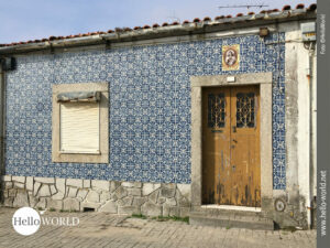 Auf dem Camino Portugues sieht man solche Hausfassaden, die aufw&auml;ndig gefliest sind.