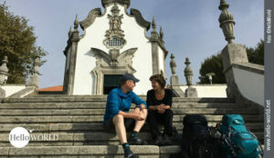 Dieses Aufnahme von der vierten Camino Portugues Etappe zeigt die Igreja da Senhora da Agonia in Viana do Castelo, vor der ein P&auml;rchen sitzt.