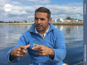 Bei der Bootsfahrt der elften Camino Portugues-Etappe, die nach Pontecesures f&uuml;hrt, erl&auml;utert der Bootsmann ausf&uuml;hrlich Wissenswertes rund um den historischen Seeweg.