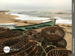 Bei der zweiten Camino Portugues Etappe sehen wir dieses Fischerboot mit Reusen f&uuml;r den Fang von Schalentieren.