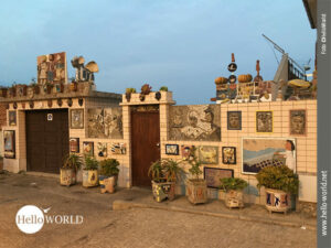 Auf dieser Camino Portugues Etappe sehen wir dieses mit bunten Kacheln verzierte Haus in der Morgensonne.