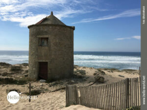 Dieses Bild unserer zweiten Camino Portugues Etappe zeigt eine gut erhaltene Windm&uuml;hle im Sand vor dem Meer stehen.