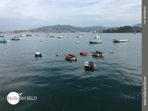 Kurz vor dem Ziel der sechsten Camino Portugues Etappe kommen wir im kleinen Hafenst&auml;dtchen Baiona vorbei und beoachten die bunten Boote auf dem Wasser.