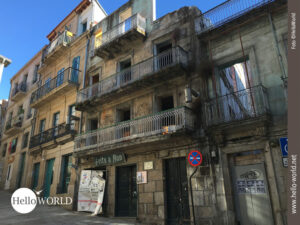 Der Camino Portugues f&uuml;hrt uns quer durch Vigo. So modern die gro&szlig;en Fischereianlagen am Hafen sein m&ouml;gen, so beschaulich zeigt sich Vigo in den Gassen im Stadtinneren.