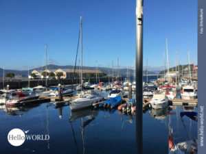 Vor dem Hafen in Vigo - dem Ziel unserer siebten Camino Portugues Etappe - betrachten wir Boote und Schiffe aus der N&auml;he .