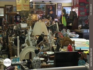 Dieses Bild unserer siebten Camino Portugues Etappe zeigt einen Tr&ouml;delladen mit allerlei Kitsch, alten Bildern und M&ouml;beln.