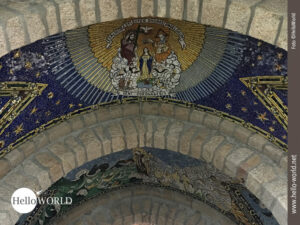 Bei unserer siebten Camino Portuges Etappe stehen wir fasziniert dieses kunstvolle Mosaik in der Kirche in Panxon, das einen blauen Himmel mit Sternen zeigt und in der Mitte ein Abendmahl.