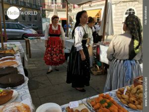 Am fr&uuml;hen Morgen unserer vierten Camino Portugues Etappe f&uuml;hrt uns der Weg &uuml;ber den &bdquo;Pra&ccedil;a da Rep&uacute;blica&ldquo;, wo Frauen in Tracht ihre St&auml;nde mit selbstgemachten Leckereien aufbauen.