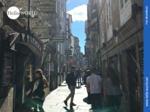 Hier sieht man eine Gasse in der Altstadt in Santiago de Compostela, dem Zielort des Camino Portugues.