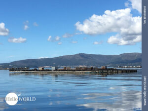 Muschelfarmen auf dem Camino Portugues Der Seeweg des Camino Portugues führt hier in der Ria de Arousa an Muschelbänken, die aussehen wie große Holzflöße, vorbei. Im Hintergrund Berge des Festlands.