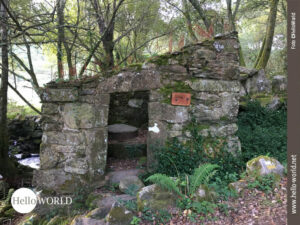 Auf dem Camino Portugues sieht man diese &Uuml;berreste dieser alten Steinm&uuml;hle, die mitten im Wald steht. Durch den T&uuml;rausschnitt kann man noch den M&uuml;hlstein erkennen.