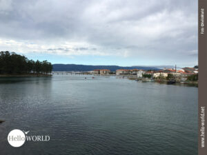 Kurz vor dem Ziel der zehnten Camino Portugues-Etappe Wenige Meter vor dem Ziel führt der Camino Portugues über eine Brücke von der aus man bereits den Hafen und Häuser von Vilanova de Arousa sieht.