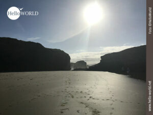 Spuren im Sand des Praia das Catedrais Das Bild vom Praia das Catedrais zeigt den Sandstrand mit Fußspuren, rechts und links Felswände.