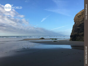 Unglaubliche Weite am Praia das Catedrais Das Bild zeigt den riesigen Strand des Praia das Catedrais bei blauem Himmel.