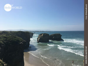 Der Praia das Catedrais am Tag Das Bild zeigt eine Aufnahme vom Praia das Catedrais in Galicien.