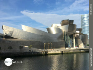 Das Bild zeigt das Guggenheim-Museum in Bilbao, an dem der Camino del Norte vorbei f&uuml;hrt.