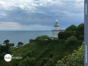 Das Bild zeigt den Faro del Monte auf dem Camino del Norte im Baskenland.