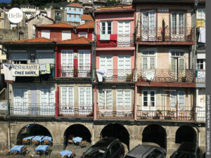 Hier sieht man eine bunte H&auml;userfassade in Porto, Startpunkt des Camino Portugues K&uuml;stenwegs.