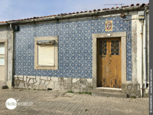 Hier sieht man eine blaue Kachelfassade eines alten Hauses in Viana do Castelo