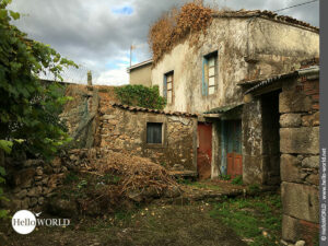 Hier sieht man ein altes zerfallenes Geb&auml;ude auf dem Camino Portugues K&uuml;stenweg in der N&auml;he von Tarrio.