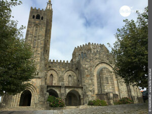 Hier sieht man die Kirche Parroquia de San Xoan de Panxon auf dem Camino Portugues K&uuml;stenweg.