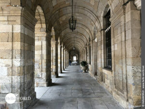 Arkadengang in Santiago de Compostela Hier sieht man einen großen Arkadengang in Santiago de Compostela.