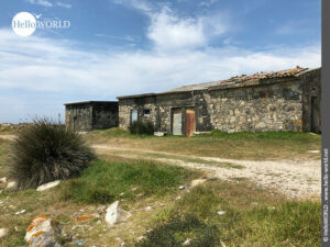 Hier sieht man Steinh&auml;user, an denen man auf dem K&uuml;stenweg des Camino Portugues vor&uuml;bergeht.