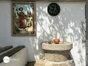 Buntes Jakobusbild an einer Hausmauer Hier sieht man das Bild des heiligen Jakobus in der Nähe der Ortschaft Borgonha.