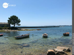 Kleiner Bootshafen in den Rias Baixas Hier sieht man Boote an der Küste in der Nähe der Ortschaft Roque do Monte.