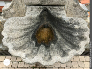 Hier sieht man einen Brunnen mit einer Schale in Form einer Jakobsmuschel in der N&auml;he der Ortschaft A Granxa.