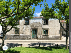 Zerfallenes Haus in Valenca Hier sieht man ein altes Steinhaus hinter Bäumen im Ort Valenca.