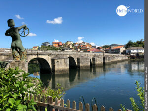 Das Foto zeigt die mittelalterliche Br&uuml;cke Ponte Sampaio, die man auf dem Camino Portugues Central &uuml;berquert.