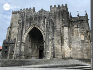 Das ist ein Foto der Catedral de Santa Maria in Tui, die viele Pilger auf dem Camino Portugues Central besuchen.