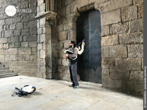 Das Foto zeigt einen Dudelsackspieler in Santiago de Compostela, dem Zielort des Camino Portugues Central.