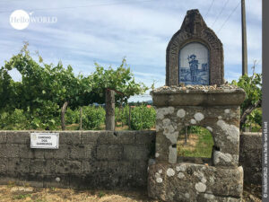 Bilder am Rande des Camino Portugues Central: der heilige Jakobus Hier sieht man auf einer blau-weißen Keramikkachel das Bild des heiligen Jakobus.