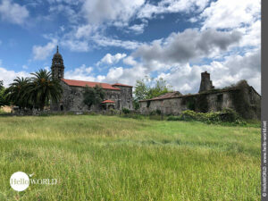 Das Foto zeigt ein altes Kirchengeb&auml;ude, an dem man auf dem Camino Portugues Central in der N&auml;he von O Campo vorbeikommt.