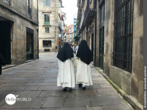 Hier sieht man zwei Nonnen in den Gassen von Santiago de Compostela.