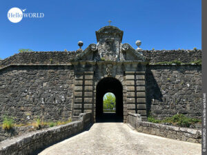 Torbogen der Festungsanlage in Valenca Das Foto zeigt den Eingang der Portas da Coroada in Valenca, die man auf dem Camino Portugues Central passiert.