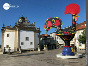 Symbolcharakter: der schwarz-bunte Hahn von Barcelos Hier sieht man das Wahrzeichen des Ortes Barcelos den schwarz bunten Hahn.