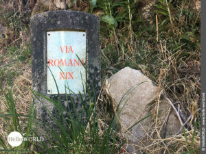 Via Romana XIX: auf den Spuren der alten Römer Das Foto zeigt einen Stein mit der Inschrift Via Romana XIX, der am Rande des Camino Portugues Central in der Nähe von A Canota steht.