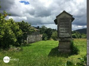 Typischer Anblick auf dem Camino Portugues Central: Horreros Das Foto zeigt einen alten steinernen Horrero am Rande des Camino Portugues Central steht.