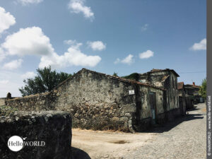 Alte Steinhäuser in Giao Hier sieht man alte Steinhäuser an einer Straßenecke im Ort Giao.