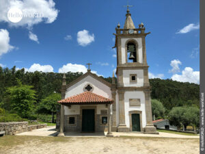 Hier sieht man die Kirche Igreija Paroquial Sao Pedro Fins im Ort Portela.