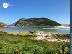 Ausschnitt des Strand-Dünen-Lagunen-System auf den Cies Inseln Hier sieht man einen Blick auf die blau grüne Lagune auf den Cies Inseln.
