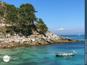 Idyllischer Ankerplatz Hier sieht man ein kleines Fischerboot in einer Bucht der Cies Inseln.