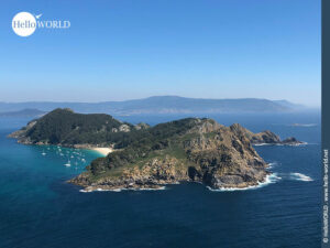 Hier sieht man einen Fernblick auf die Illa de San Martino, die Teil der Cies Inseln ist.