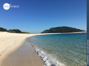 Hier sieht man den wei&szlig;en Stand des Strandes Playa de Rodas am Rande der Traumstrand Playa de Rodas auf der Illa de Monteagudo.